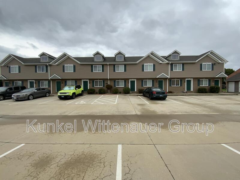 Primary Photo - 704 Fountain View Dr