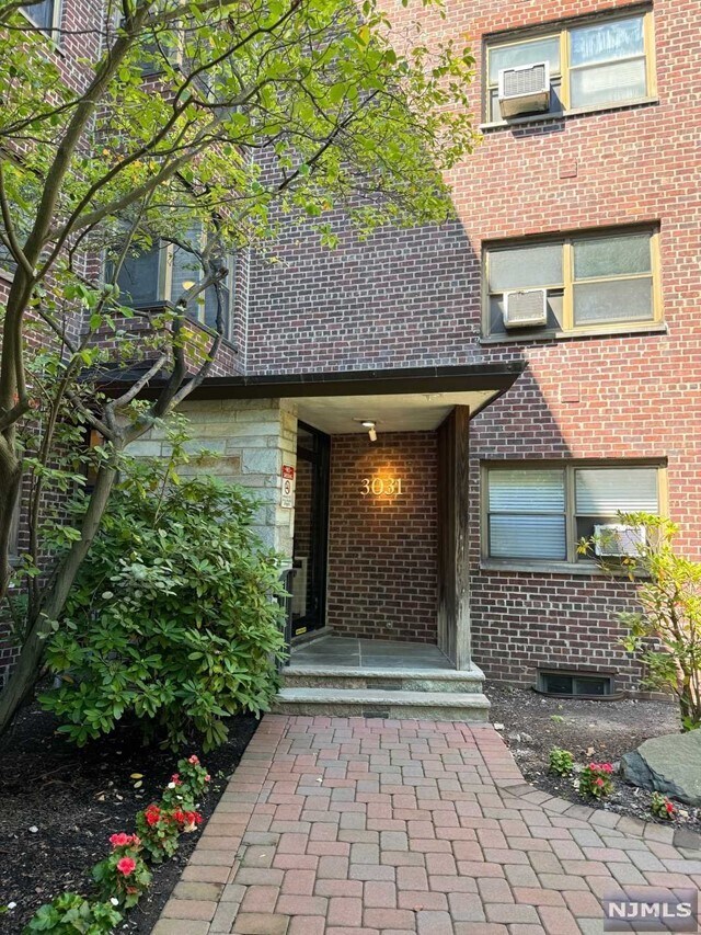 Building Photo - 3031 Edwin Ave