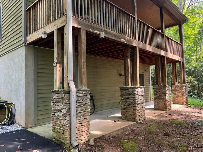Building Photo - Beautiful 3/2 Mountain Home Rental!