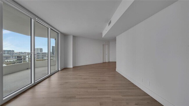 Foto del edificio - 555 NE 34th St