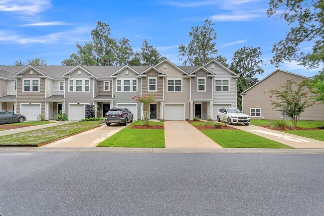 Building Photo - Wonderful North Charleston Townhome
