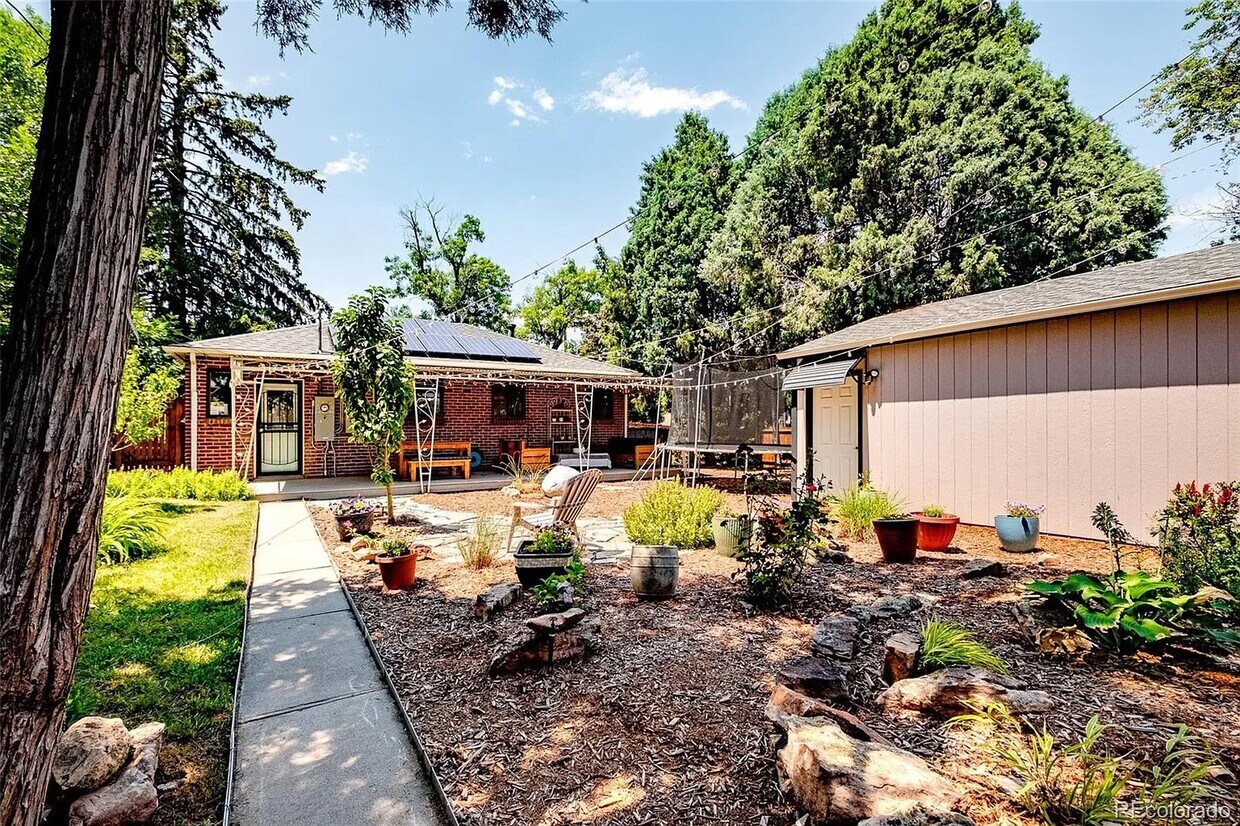 Building Photo - 2570 Olive St