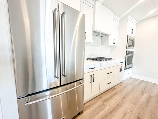 Building Photo - 2855-2812 12 Ave SW