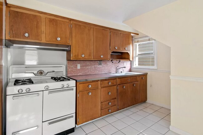 Building Photo - 16 Intervale Ave