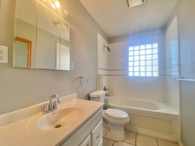 Building Photo - MOVE IN SPECIAL - $500 off second month's ...