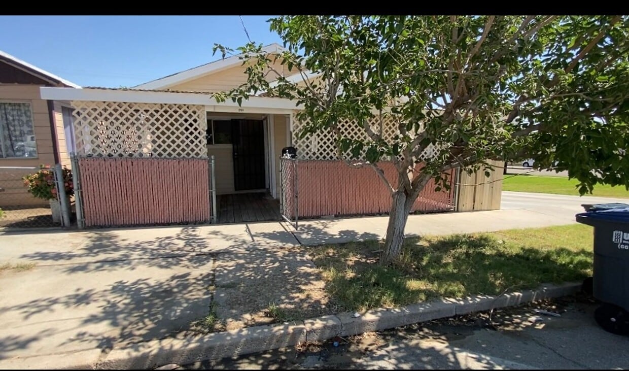 Primary Photo - 704 Lucard St