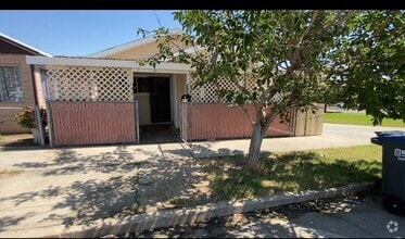 Building Photo - 704 Lucard St