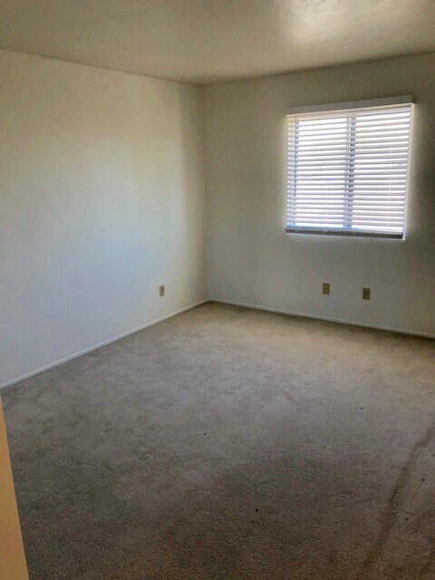 Foto del edificio - Upstairs Three Bedroom Condo ~ N. Prescott