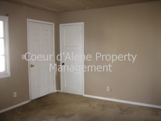 Building Photo - 1124 E Adeline Ave