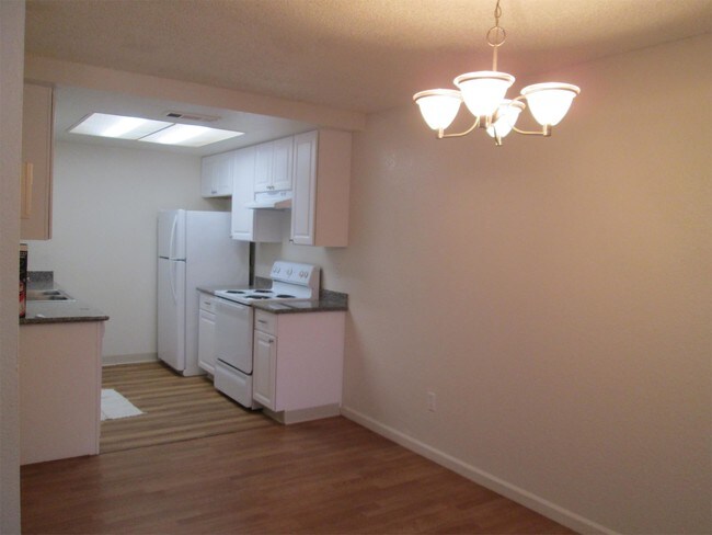 Building Photo - 468 Cherry Ln