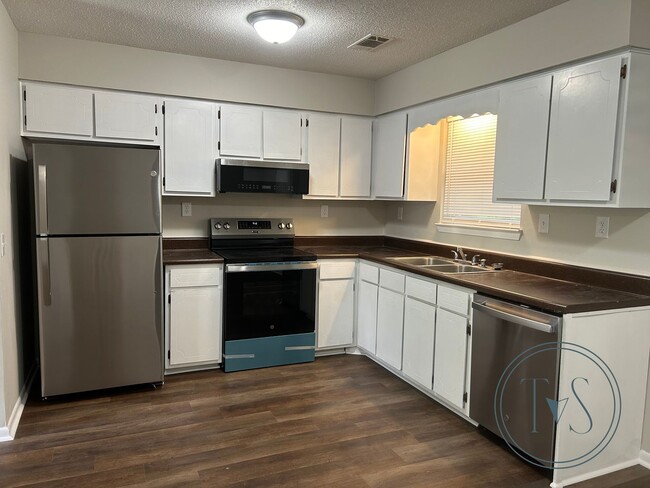 Building Photo - 993 White Cir