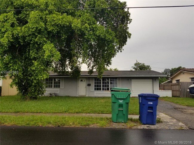 Building Photo - 2340 Oleander Dr