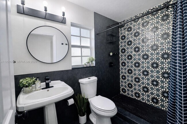 Building Photo - 1012 NE 17th Ct