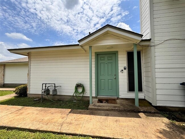 Building Photo - 12306 Deer Falls Dr