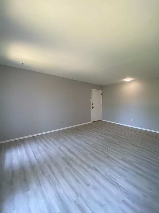 Building Photo - Ready now! Updated One Bedroom One Bath in...