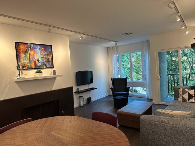 Living + Dining - 1111 Bay St