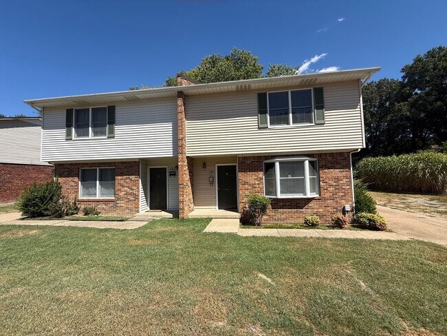 Building Photo - Moody St Duplex