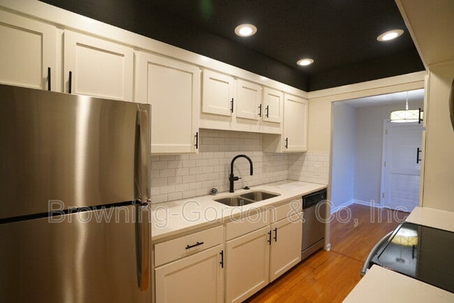 Building Photo - 5025 Hillsboro Pike