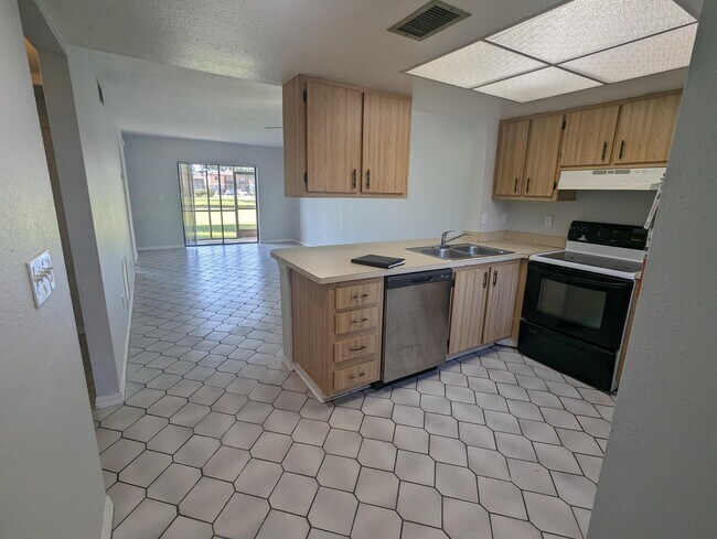 Building Photo - 1606 University Ln