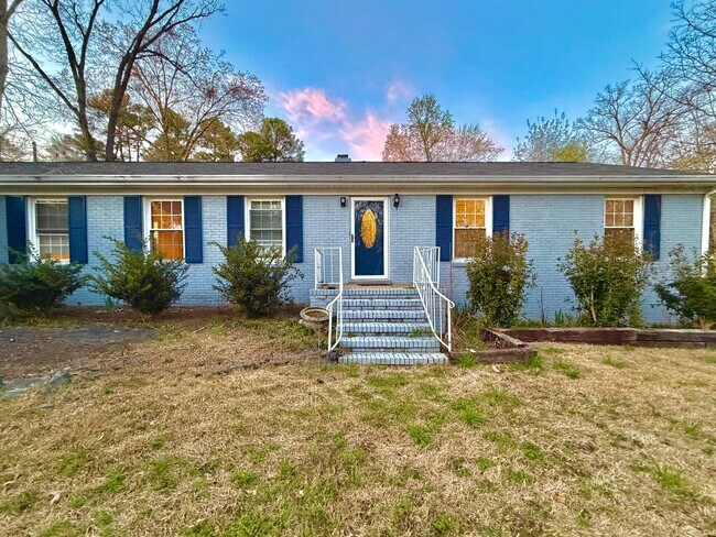 Foto del edificio - Charming Ranch with Fireplace, Two Living Areas & Large Lot – Minutes to Downtown