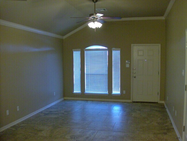 Foto del edificio - Beautiful 3 bed/2 bath Duplex off of Bunny Trail
