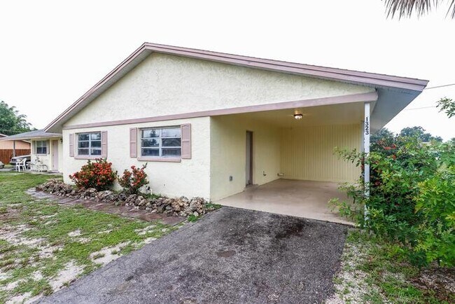 Building Photo - NICE 2/1 DUPLEX IN NAPLES!