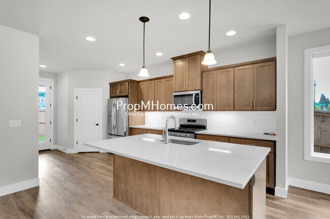 Building Photo - Luxury Four Bedroom + Den Bedroom Home in ...