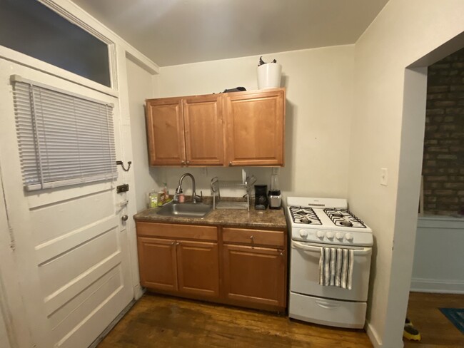 Building Photo - 3740 N Pine Grove Ave