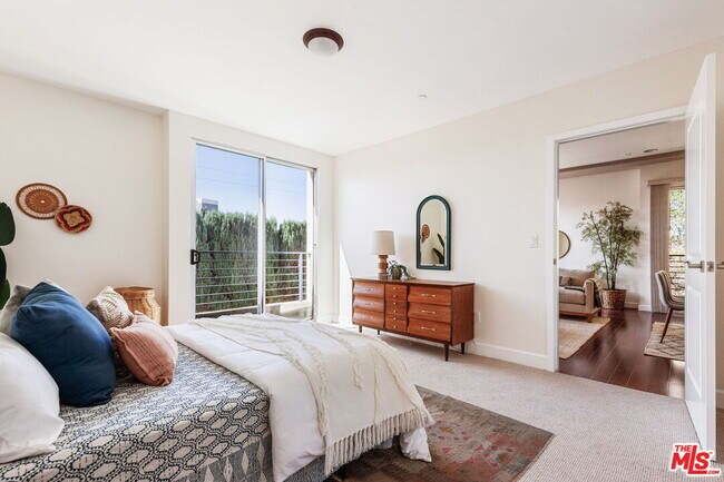 Foto del edificio - 5601 W Olympic Blvd