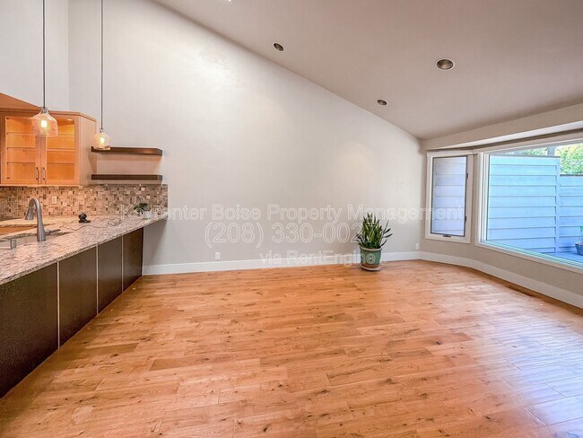 Foto del edificio - 4780 N Riverfront Dr
