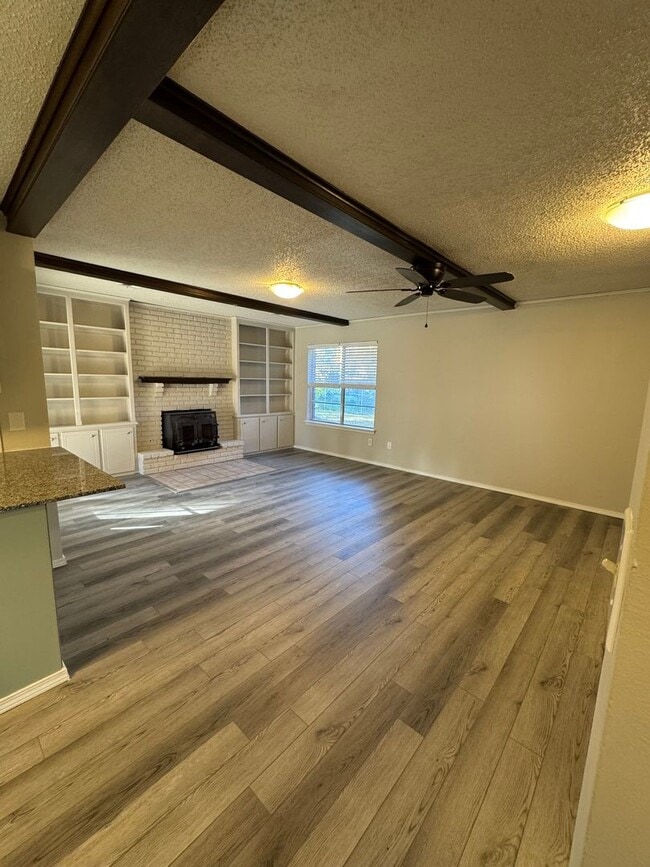 Foto del edificio - 3 Bedroom Home with Fenced Yard!!