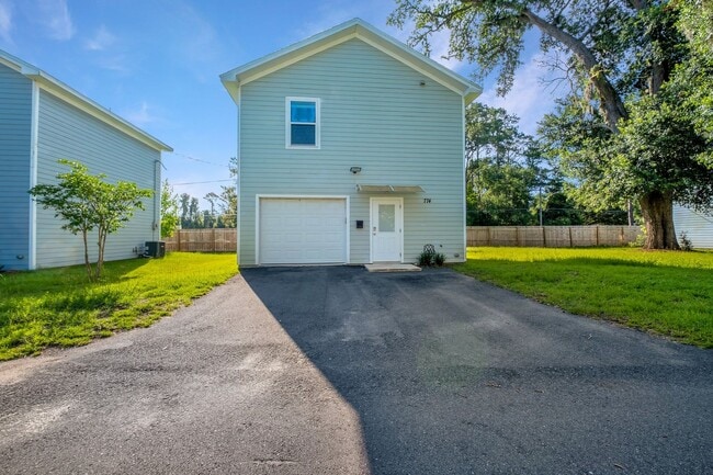 Foto del edificio - Modern Comfort Meets Prime Location — Stylish 2-Story Townhome