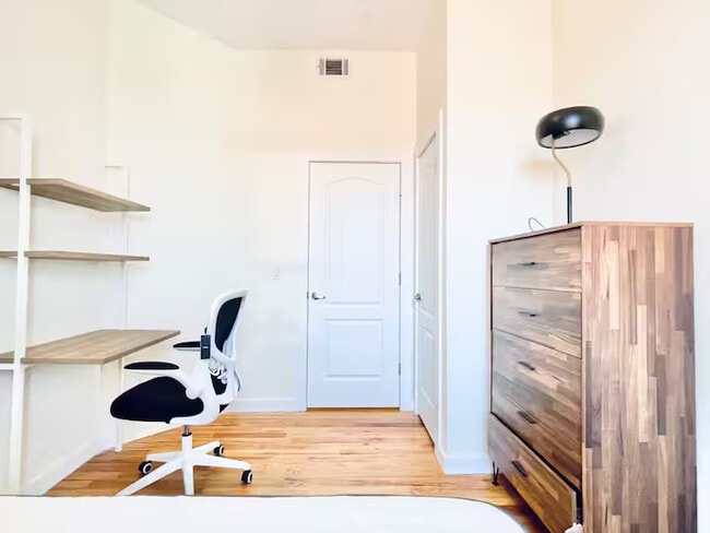 Foto del edificio - Furnished room/NOT APARTMENT