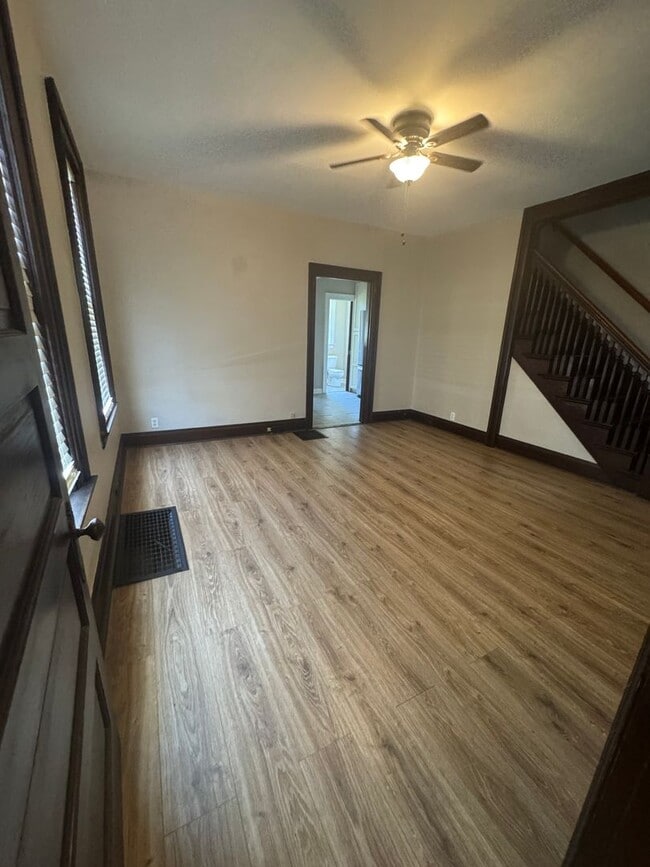 Building Photo - 202/204 Eaton Avenue
