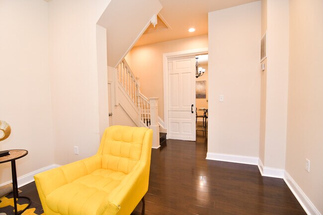 Building Photo - 2722 Parkwood Ave
