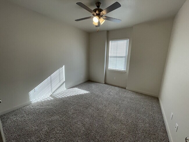 Foto del edificio - Newer Townhome Located South Of Town Near ...