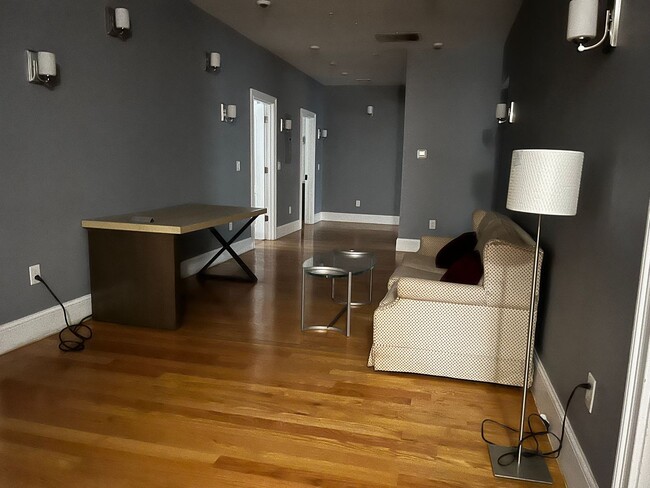 Foto del edificio - Massive Brighton 8 Bed / 9 Bath House in the 1700 block of Comm Ave!!!! Students Welcome. Avail 9...