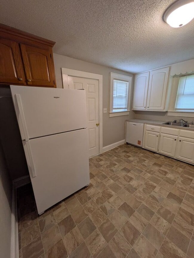 Building Photo - 2BD/2BA House in Hickory