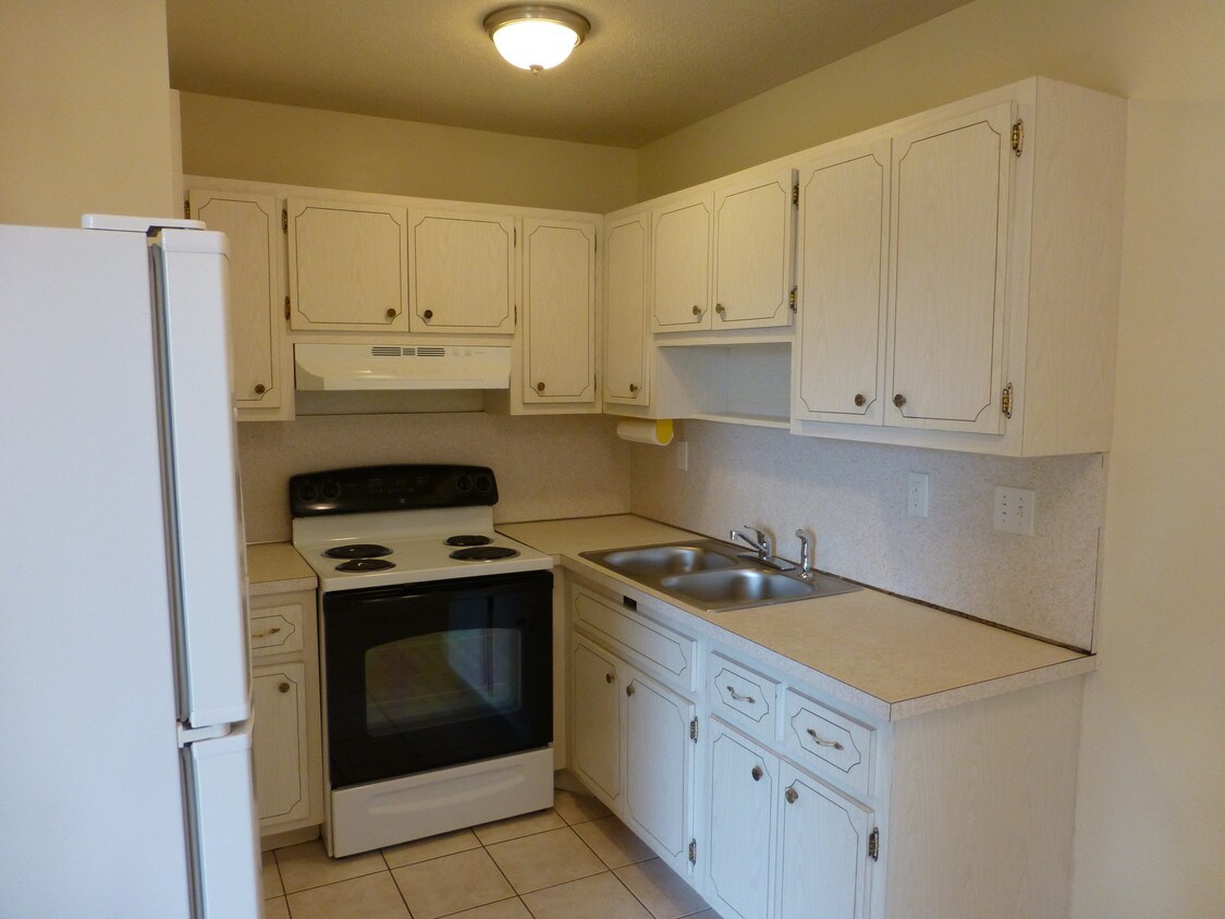 Kitchen - 8900 Hampshire Dr