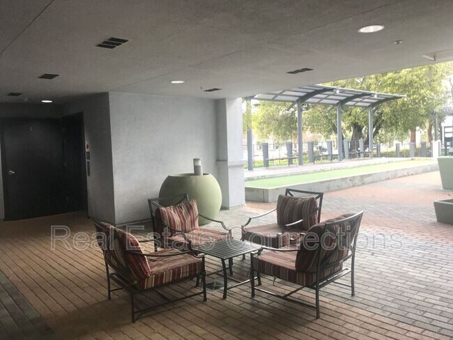 Foto del edificio - 10745 N De Anza Blvd