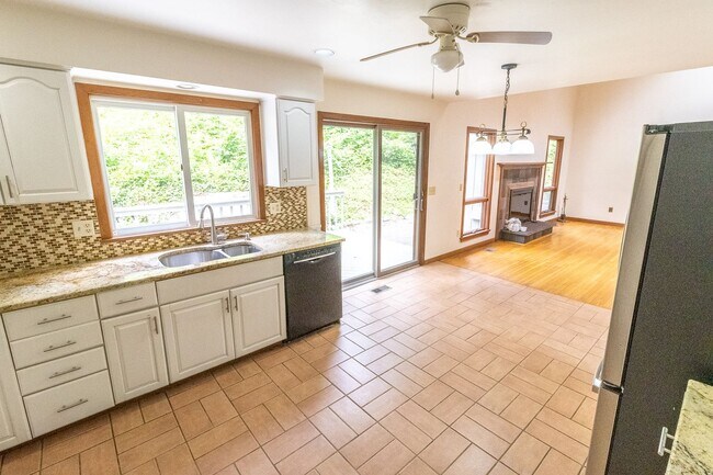 Building Photo - Beautiful Contemporary 3 Bedroom Home
