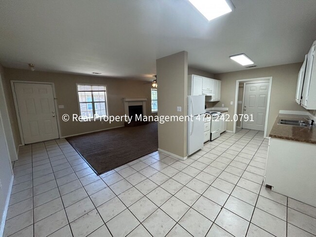 Foto del edificio - $980 MOVE IN SPECIAL! Greenwood Duplex! - ...