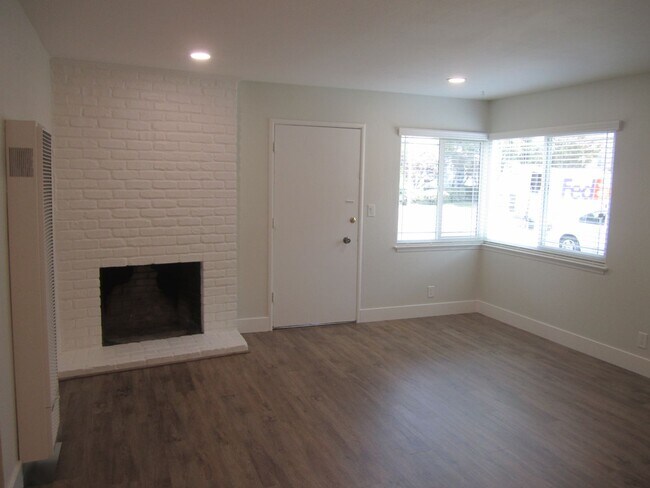 Foto del edificio - FULLY RENOVATED 2 BEDROOM, 1 BATHROOM IN EXCELLENT SANTA CLARA LOCATION. MUST SEE!!!