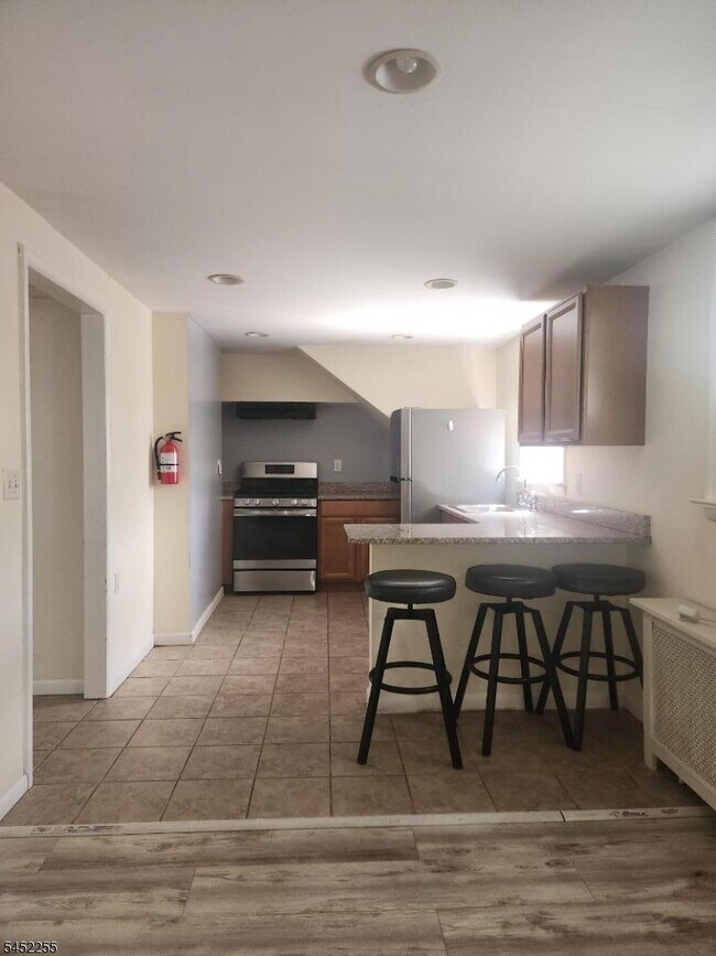 Foto del edificio - 525 Maple Ave