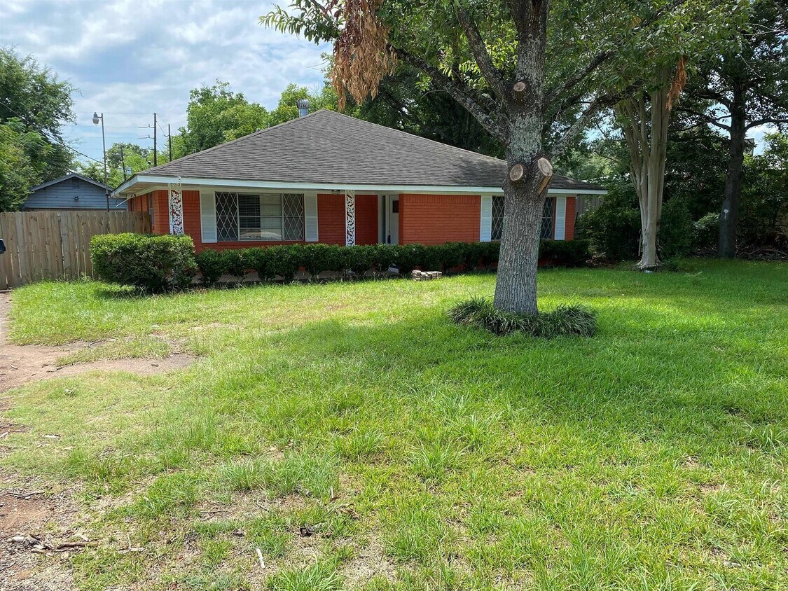 Foto principal - 206 East Powell Street, Willis, TX 77378 -...