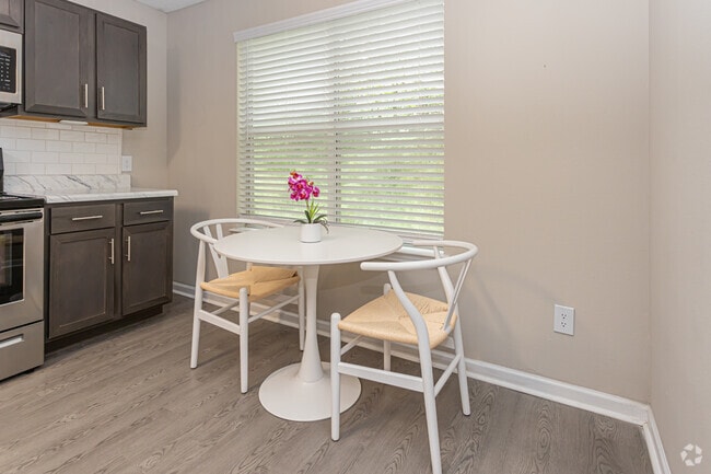 2BR, 2BA - 980SF - Crystal Lake