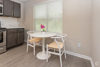 2BR, 2BA - 980SF - Crystal Lake