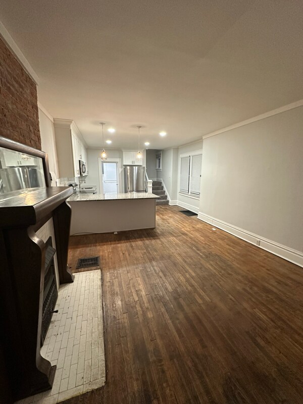 Foto del edificio - 948-950-950 S Champion Ave