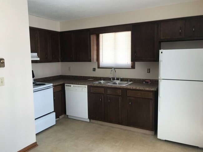 Building Photo - Ravenwood- Jackson Township 2 Bedroom Duplex