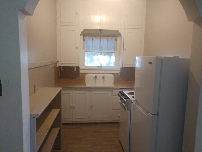 Building Photo - 23 E 6th Ave